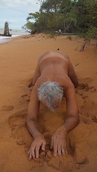 Ladysilva bogel di pantai menunjukkan pantat panas sawo matang dengan palam punggung dalam pantat