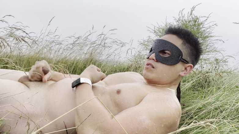 barenakedboy: Regnblöt rebell: Naken muskeltapps ångande utomhusshow