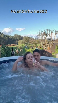 Sexo Ao Ar Livre Com Uma MILF Loira Gostosa Em Uma Banheira De Hidromassagem - Jacuzzi