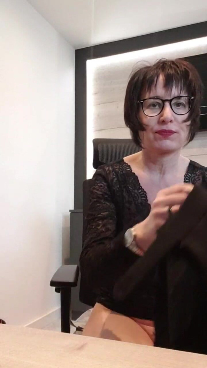 JulieEroticDress: Fışkırtma molası ile ofiste çıplak çalıştırma