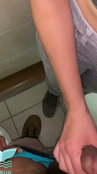 Il mio ragazzo ed il mio ragazzo abbiamo fatto sesso in un bagno pubblico durante un viaggio al college