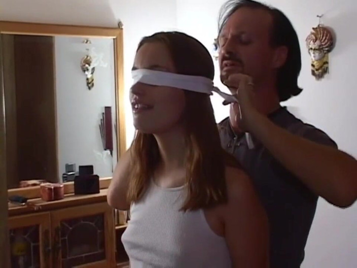 XTime Vod: Černá a bílá milf šukací orgie na párty (Celý původní film.)