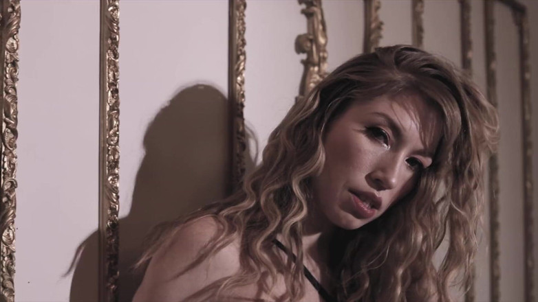 Black Label Magazine: Verronica Kirei je nahá v paláci