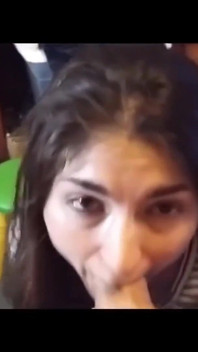 Mamă sexy amatoare se fute și suge pula pentru ejaculare facială