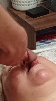 내 자지를 따먹는 후 정액 한 입을 따먹는 이웃