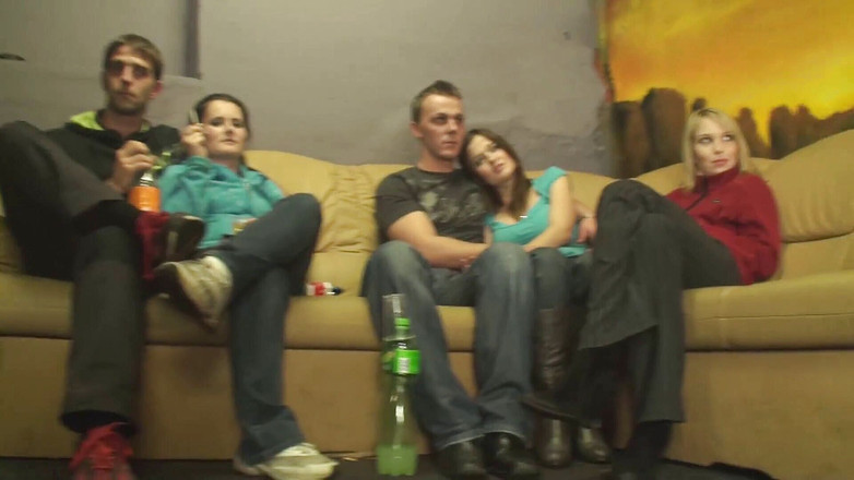 German amateur - 100% German hardcore videos: Une strip-teaseuse brune se fait baiser et éjaculer sur ses petits...