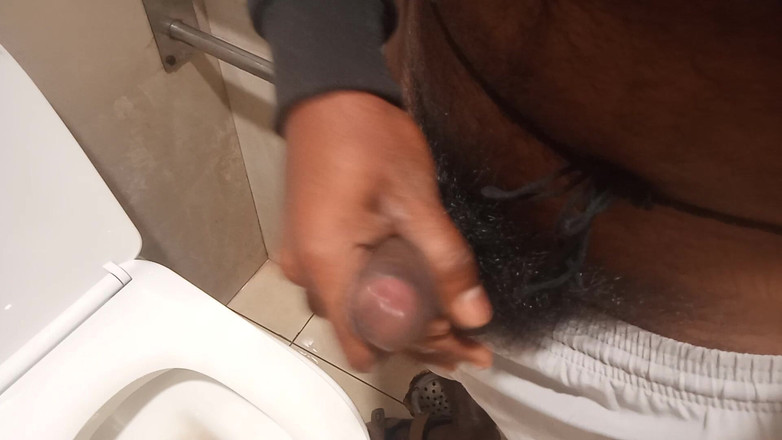 KUMBHA MANOJ KUMAR: Masturbação no banheiro