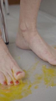 La milf bionda annoiata calpesta le uova con i piedi eccitanti - schiacciamento del feticismo del piede!