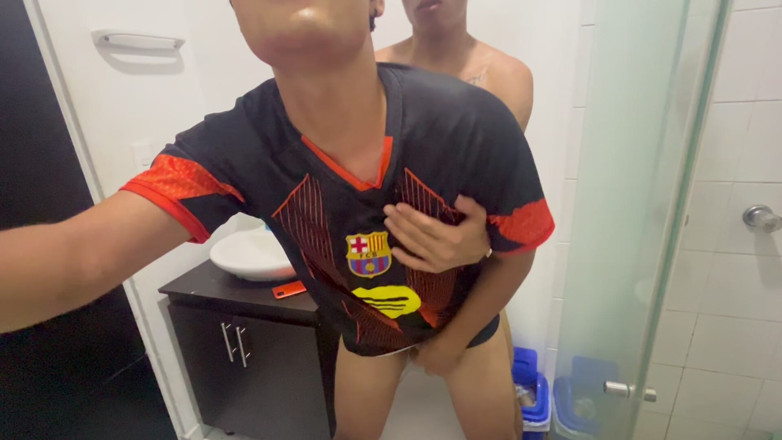 Tomas Styl: Femboy går in i badrummet medan hans styvbror är där och...
