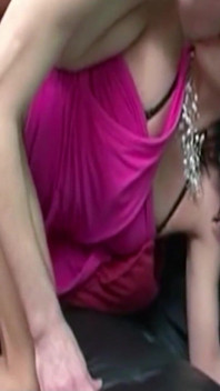 Nadržená Tranny je připravena na své první anální šukání od velkého ptáka