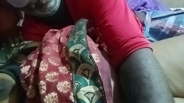 Tamil Anti Uma: Video tetičky a poslíčka nadšeného do deště