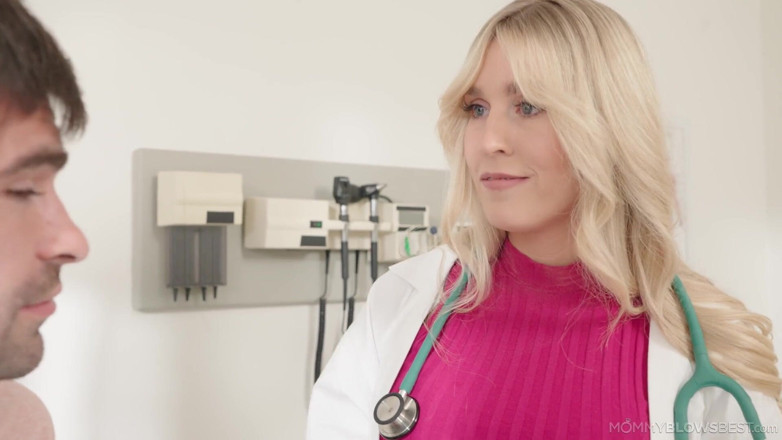 Mommy blows best: Mama vitregăblowsbest - doctorița mea matură sexy blondă cu țâțe mari mi-a...