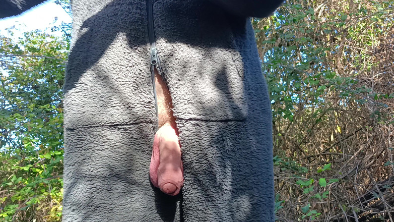 Rockardglans: 屋外クルージングで大きな未割りのチンコ、ウッドランドのワンジー、オナニー、エッジング、クローズアップのうめき声、クリーミーな精液