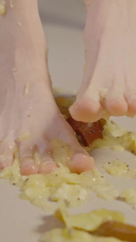 Écrasement de fruits aux pieds nus et léchage de pieds