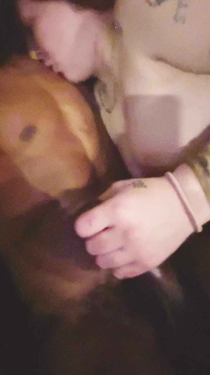 Thekookiejar: Sexy marimacho deja baja su pelo y hace una mamada...
