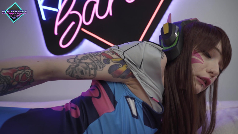 Karneli Bandi: D.va трахает ее тугую задницу игрушками. Карнели Банди
