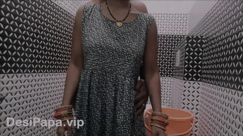 Desi Papa: 화장실에서 따먹히는 핫한 인도 마누라