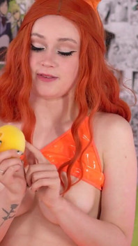 Ulasan mainan seksi dengan cosplay panas melancap!