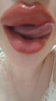 Bibir merah dari Elza Kom