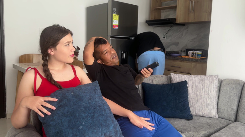 Julianaburning: En seksi üvey anne, küçük üvey oğluyla kocası fark etmeden sevişiyor.