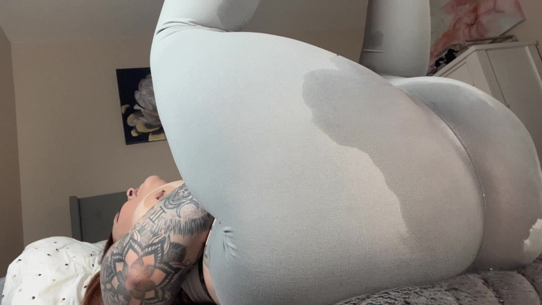 ChandlerKnight: Super Soaked: Squirting Through Leggings