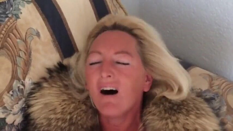 The Orgasm Queen: Masturbace v mém kožichu a nylonových punčochách