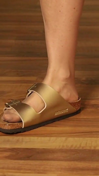 Barefoot Dangling Dalam Sandal Cork Klasik - Toeplay untuk Footlovers Sebenar