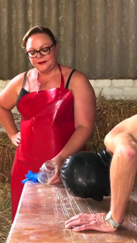 Dominatrix sahibe April - sperm yalayıcı köle