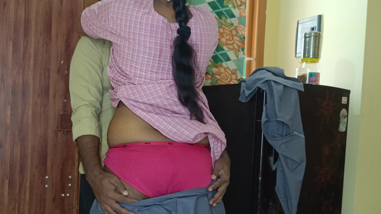 Ilakkiya: 制服を着た学生