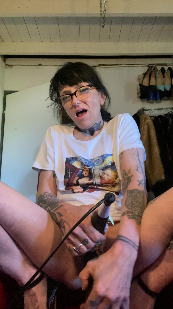 aewin11: Orgasm cremos pe un vibrator mare