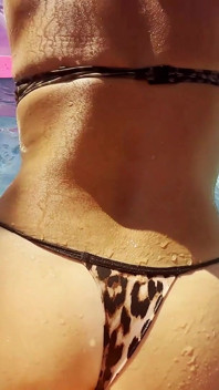 Tante nakal lagi asik bersenang-senang di kolam renang 280