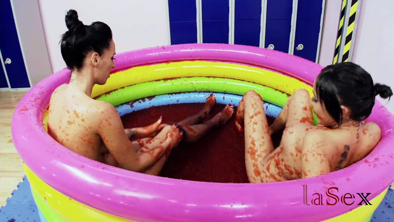 La sex: โรมาห์ ไรเดอร์ กับ แทมเมีย ลี ลงสระเจลลี่สตรอว์เบอร์รี่