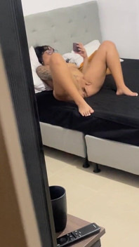 Sunt prinsă de fostul meu masturbându-mă și ajunge să mă fută și să ejaculeze în fundul meu