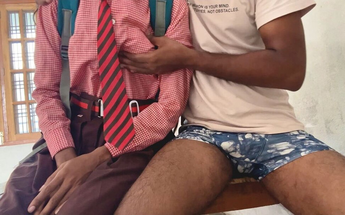 HotSihvani63: Indisch universiteitsmeisje seks op zijn hondjes
