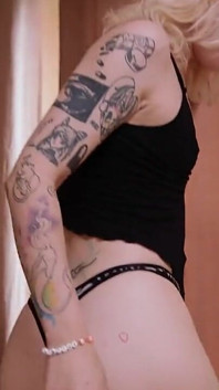 Angelina Mary Dean ve Maks ile striptiz müzikal sandalyeleri