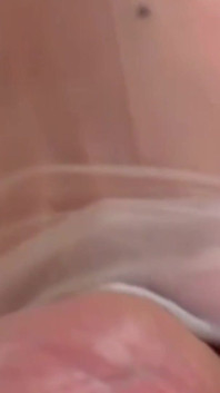 Gadis remaja latina dengan stoking nilon lagi asik nyepong kontol dan dicrot di muka