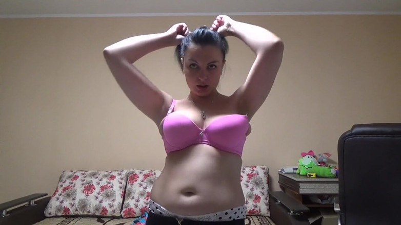 Sexy Milf: Saya suka tetek besar saya! Mereka membesar dengan begitu cepat!