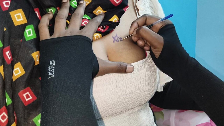 SneakyManner48: भारतीय आंटी टैटू ग्राहक, मैंने टैटू बनवाते समय अप्रत्याशित रूप से उसके साथ सेक्स किया। रोमांस देसी xvideos, हिंदी और तेलुगु