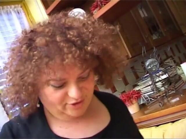 Ugly but HOT: Італійська товстушка насолоджується великим ділдо в її жирній і волохатій пизді