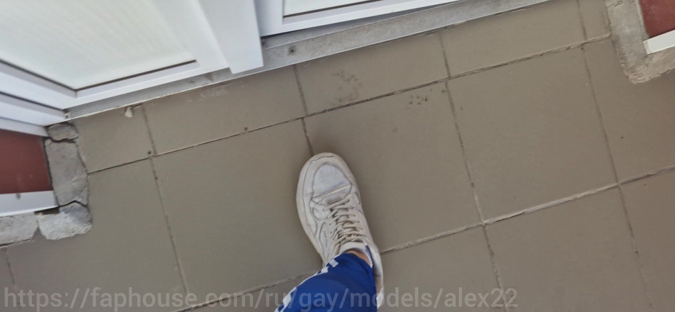 Dinar: Vystříkej se na kolena! u vchodu do domu, Fontány spermatu...