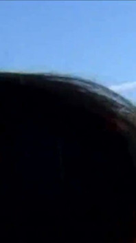 야외에서 자위하는 거유의 발정난 갈색 머리