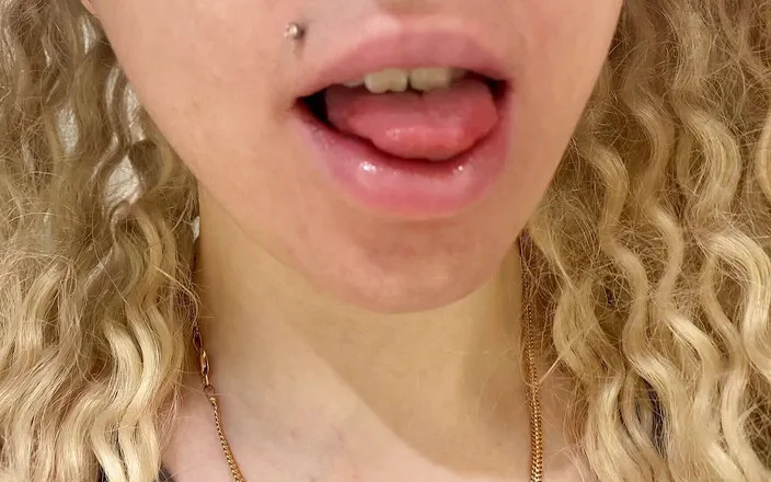Barbietatoo1: I play with my tongue, imagine what I will do...