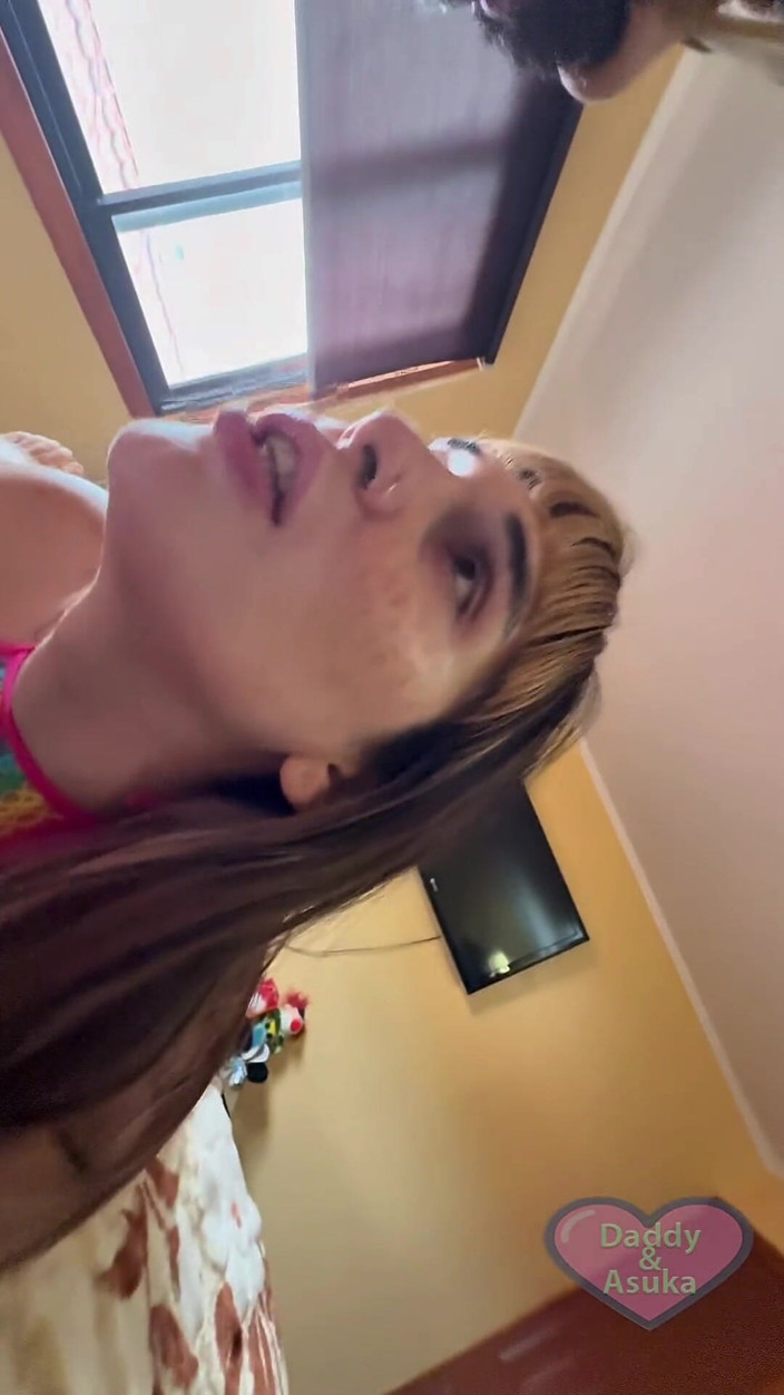 Daddy and Asuka: Asuka Und Papi Spielen, Während Sie Ihre Sexy Regenbogen-strümpfe Und...