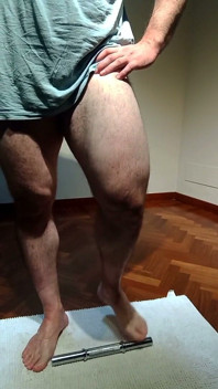 Muskulöse bodybuilderin gibt der dumbbell einen dreckigen footjob, m
