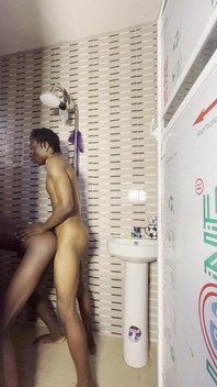 在浴室里操了我朋友柔软的屁股并激烈高潮