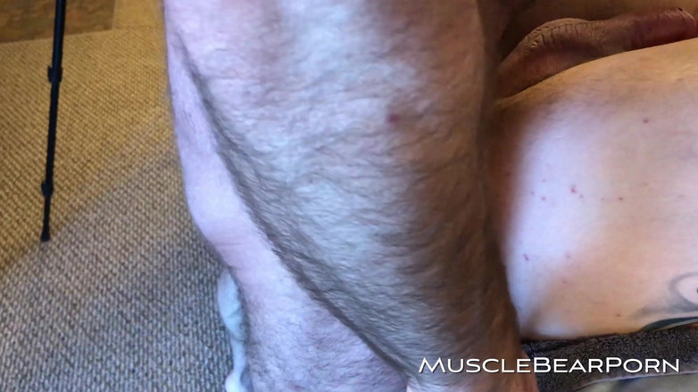 Muscle Bear Porn: 늙은 아빠와 그의 속임수