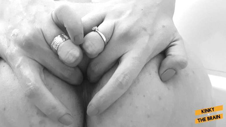 Kinky N the Brain: Shower Orgasm with Tampon Inside