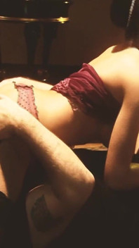 Schicke dreier szene 1: Vollbusige brünette MILf dessous liebt es, einen schwanz in ihrem mund und einen anderen in ihrer muschi zu haben
