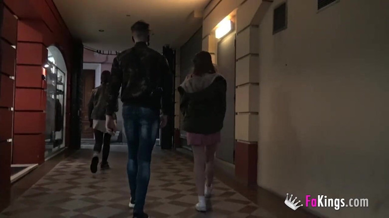 FAKings: Idzie bez majtek po ulicy i szuka dużego spuszczonego młodego...