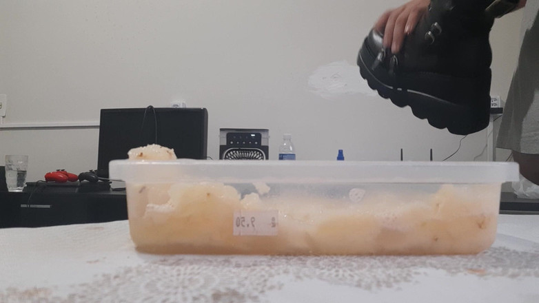 Bladexfeet: ブーツでパイナップルを潰す